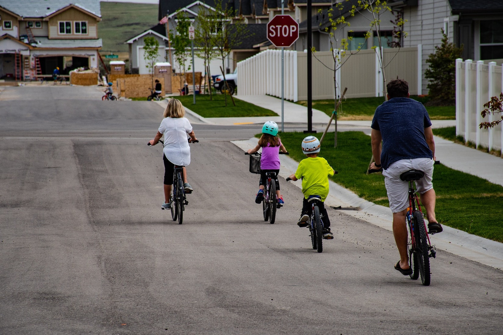 family-riding-on-bicycle _pexels